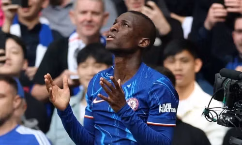 Chelsea trở lại Top 4