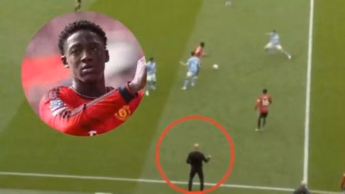 Pep Guardiola ngỡ ngàng với màn trình diễn của Kobbie Mainoo ở derby Manchester