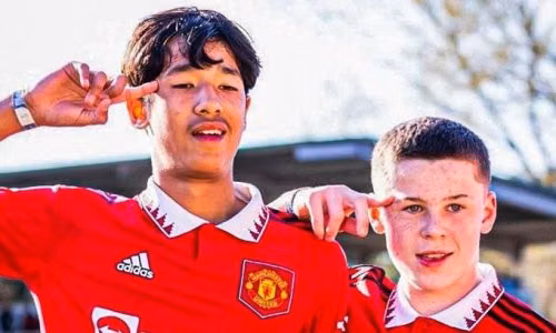 Cầu thủ Việt kiều gây chú ý khi nhận học bổng từ Manchester United