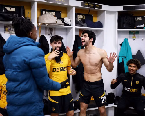 Premier League thúc giục các CLB cho phép quay phim phòng thay đồ