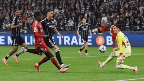 Arne Slot tiết lộ lo ngại chấn thương khi Isak phải rời sân sớm trong chiến thắng của Liverpool trước Frankfurt