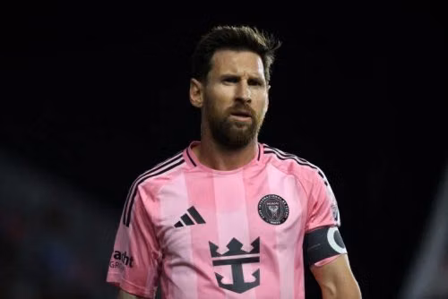Lionel Messi nhận Chiếc Giày Vàng rồi lập cú đúp trong chiến thắng của Miami trước Nashville