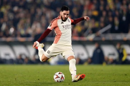Manchester City gia nhập cuộc đua giành chữ ký ngôi sao Lyon Rayan Cherki
