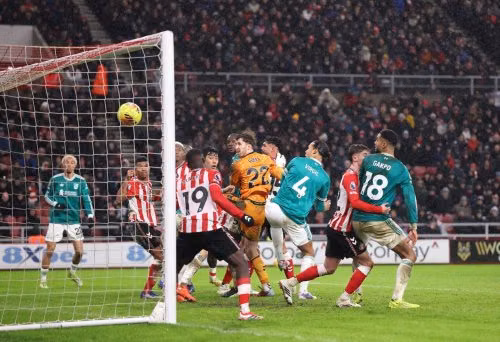 Cách Liverpool giải bài toán chống bóng chết dưới thời Arne Slot
