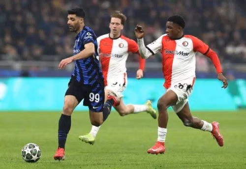 Bayern Munich mở cuộc đàm phán với hậu vệ cánh Feyenoord được đánh giá cao Givairo Read